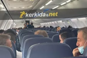 (Βίντεο Kerkida) ΑΠΟΕΛ - "Μόνο δεν σ' αφήσαμε ποτέ" στο αεροπλάνο
