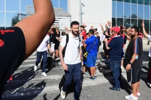 "Πάτησε" Κύπρο ο Ολυμπιακός - Χαμός στο αεροδρόμιο (φώτος/βίντεο)