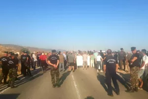 Χειροπέδες σε Κοινοτάρχες στο Μιτσερό 