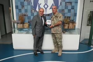 Ο Πρόεδρος του ΚΟΑ τίμησε  τον Υπαρχηγό του ΓΕΕΦ Κώστα Χρυσηλίου