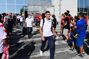 "Πάτησε" Κύπρο ο Ολυμπιακός - Χαμός στο αεροδρόμιο (φώτος/βίντεο)