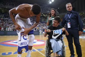 Συγκλονιστικός Γιάννης, σταμάτησε και έδωσε τη φανέλα του σε παιδάκι