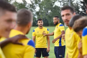 "Τρενάκι" και... σφαλιάρες οι "νέοι" στην ΑΕΛ (φώτος)