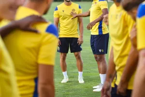 "Τρενάκι" και... σφαλιάρες οι "νέοι" στην ΑΕΛ (φώτος)