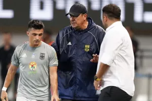 Ανακατεύει την τράπουλα επιθετικά ο Μπούργος