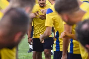 "Τρενάκι" και... σφαλιάρες οι "νέοι" στην ΑΕΛ (φώτος)