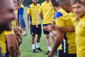 "Τρενάκι" και... σφαλιάρες οι "νέοι" στην ΑΕΛ (φώτος)
