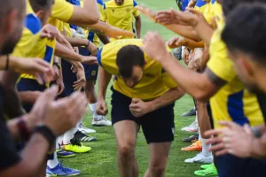 "Τρενάκι" και... σφαλιάρες οι "νέοι" στην ΑΕΛ (φώτος)