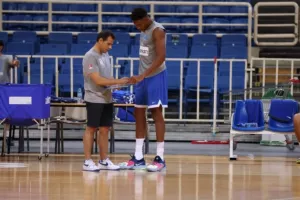 EuroBasket 2022: Ο Ιτούδης μοιράζεται τα... μυστικά του με τον Γιάννη Αντετοκούνμπο 