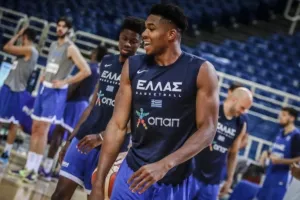 Αντετοκούνμπο: «Δεν γίνεται να προσαρμοστούν 11 άτομα σε μένα, έχουμε μία ευκαιρία» (βίντεο)