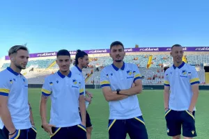 Οι λευκές μπλούζες (ΑΠΟΕΛ)