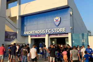 Ουρές Ανορθωσιατών έξω από Anorthosis Store για Ουάρντα! (φώτος)