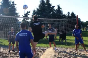 (ΦΩΤΟΣ/Ανόρθωση) Ποδοβόλεϊ και χαμόγελα πριν την επιστροφή