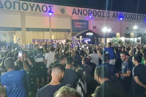 "Όλα Μπλε" με... μαέστρο τον Κωστάκη (βίντεο)