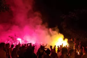 ΦΩΤΟΣ/Το "έκαψαν" στο "Δασούδι" οι ΑΕΛίστες!