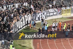 Απίστευτο μετά την ΑΕΚ: Οι οπαδοί της Παρτιζάν ανάγκασαν τους παίκτες να βγάλουν τις φανέλες! 