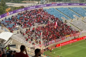 Συνθήματα και… ατμόσφαιρα από νωρίς οι Ολυμπιακοί (βίντεο)