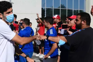 "Πάτησε" Κύπρο ο Ολυμπιακός - Χαμός στο αεροδρόμιο (φώτος/βίντεο)