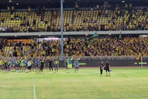 Οι ΑΕΛίστες... χειροκρότησαν στο τέλος (βίντεο)