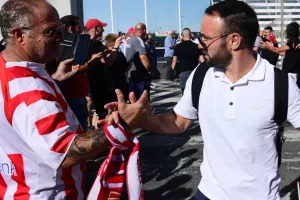 "Πάτησε" Κύπρο ο Ολυμπιακός - Χαμός στο αεροδρόμιο (φώτος/βίντεο)