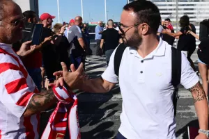 "Πάτησε" Κύπρο ο Ολυμπιακός - Χαμός στο αεροδρόμιο (φώτος/βίντεο)