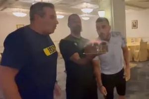 Κεράκια... για "Πάπα" και Πλουτή! (βίντεο)