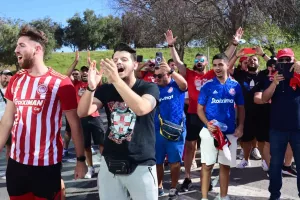 "Πάτησε" Κύπρο ο Ολυμπιακός - Χαμός στο αεροδρόμιο (φώτος/βίντεο)