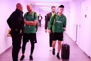 Η άφιξη του "τριφυλλιού" στην Ghelamco Arena (φώτος)