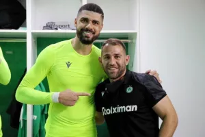 ΦΩΤΟΣ/Πάρτι στ' αποδυτήρια της Ομόνοιας!