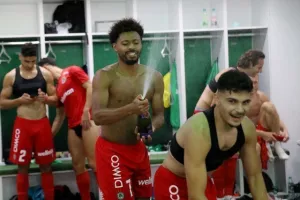 ΦΩΤΟΣ/Πάρτι στ' αποδυτήρια της Ομόνοιας!