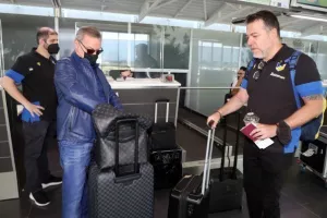 Στο αεροδρόμιο η αποστολή του ΑΠΟΕΛ (Φώτος/Βίντεο)