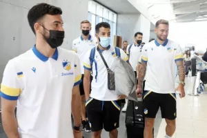 Στο αεροδρόμιο η αποστολή του ΑΠΟΕΛ (Φώτος/Βίντεο)