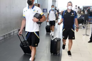 Στο αεροδρόμιο η αποστολή του ΑΠΟΕΛ (Φώτος/Βίντεο)