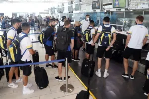 Στο αεροδρόμιο η αποστολή του ΑΠΟΕΛ (Φώτος/Βίντεο)