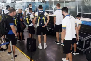Στο αεροδρόμιο η αποστολή του ΑΠΟΕΛ (Φώτος/Βίντεο)