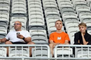 ΑΠΟΕΛ: Πορτοκαλί χρώμα στην Tele2 Arena (φώτος)