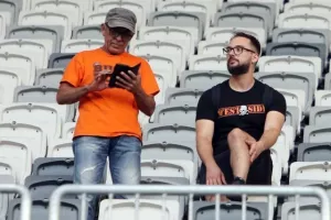 ΑΠΟΕΛ: Πορτοκαλί χρώμα στην Tele2 Arena (φώτος)