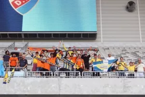 ΑΠΟΕΛ: Πορτοκαλί χρώμα στην Tele2 Arena (φώτος)
