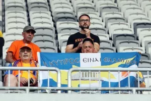 ΑΠΟΕΛ: Πορτοκαλί χρώμα στην Tele2 Arena (φώτος)