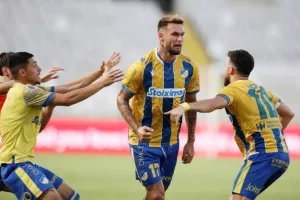AΠΟΕΛ - Djurgårdens: Πήγε για ΘΡΥΛΙΚΗ ανατροπή, έμεινε... στα μισά (φώτος)