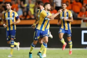 ΑΠΟΕΛ - Πάφος: Έβαλαν από ένα γκολ, ξεκίνησαν με "Χ" (φώτος)