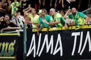 (Φωτορεπορτάζ) Oι ΑΕΚτζήδες στην ΑΡΕΝΑ 