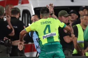 Φωτορεπόρτερ έβριζε τον Τόμοβιτς, αντέδρασε με σπρώξιμο ο Σέρβος - "Όταν βρίζεις τα παιδιά μου τρελαίνομαι!" (βίντεο)