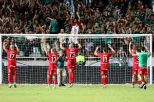 ΦΩΤΟΣ/Πάρτι στ' αποδυτήρια της Ομόνοιας!