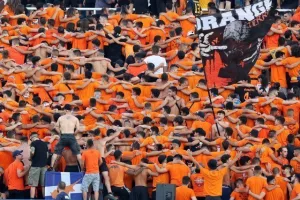 ΒΙΝΤΕΟ/Αγκαλιασμένοι και… “Κίτρινος Θεός"