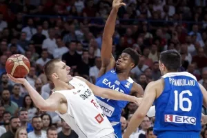 Ελλάδα: Αποχώρησε από το παρκέ ο Κώστας Αντετοκούνμπο