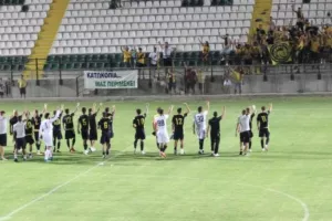 "ΑΕΛάρα σ’ αγαπώ"/Μια γροθιά παίκτες-οργανωμένοι (Βίντεο)