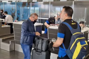 Στο αεροδρόμιο η αποστολή του ΑΠΟΕΛ (Φώτος/Βίντεο)