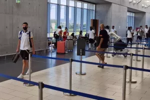 Στο αεροδρόμιο η αποστολή του ΑΠΟΕΛ (Φώτος/Βίντεο)