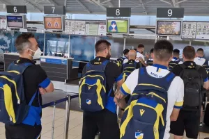 Στο αεροδρόμιο η αποστολή του ΑΠΟΕΛ (Φώτος/Βίντεο)